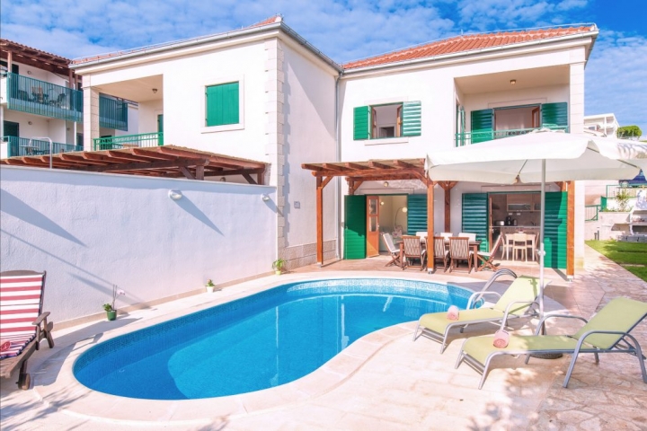 Villa Mare with swimming pool and bed chairs with parasol